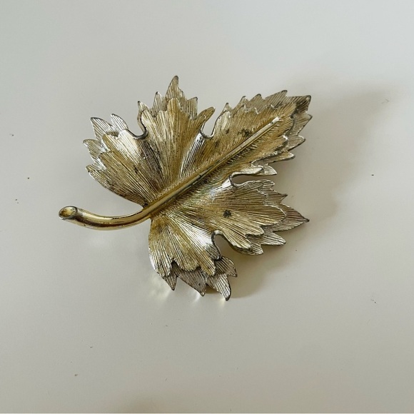 Sarah Coventry Maple Leaf Clip On Earrings and Matching Brooch Silver Tone - Picture 4 of 9